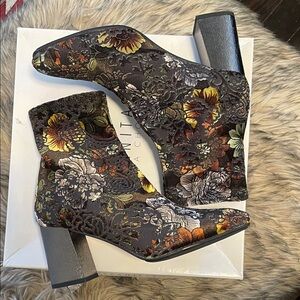 Elegant Floral Patterned Ankle Boots